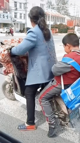 Mama vozila dijete u školu, nije ni primijetila što joj je mali umjetnik radio iza leđa