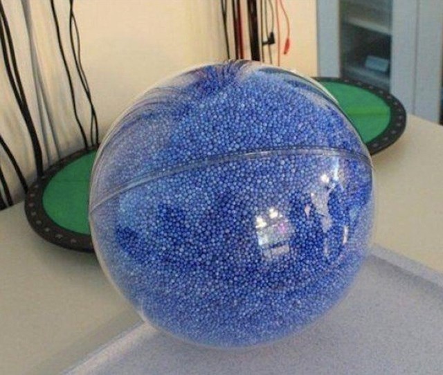 Ova kugla pokazuje koliko bi puta Zemlja mogla stati u Sunce.