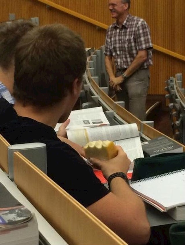 Ovaj lik je na predavanju jeo veliki komad sira. Nije ga sakrio ni kad se profesor približio.
