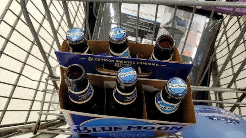 Uzeo je sebi piće pa počeo piti tijekom kupvine...