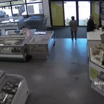 Stariji gospodin je pod svaku cijenu htio ući u dućan prije nego što se zatvore vrata, bila je to loša odluka