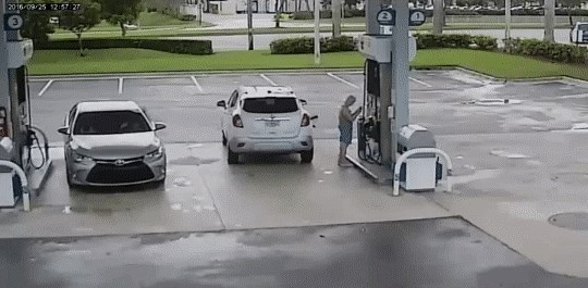 Snimka nadzorne kamere pokazuje zbog čega morate biti oprezni dok točite gorivo