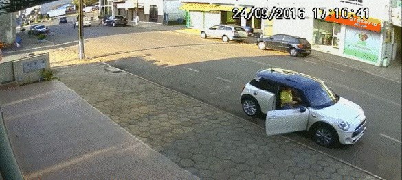 SREĆA U NESREĆI Čovjek je izašao iz auta pa jedva preživio, pogledajte što ga je "dočekalo"