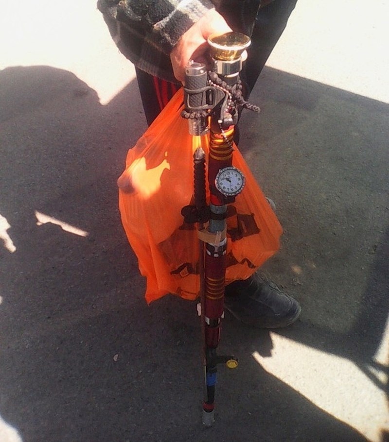 Ovaj štap za hodanje je stvarno unikatan: Ima baterijsku lampu, nož, sat, magnet, reflektor...