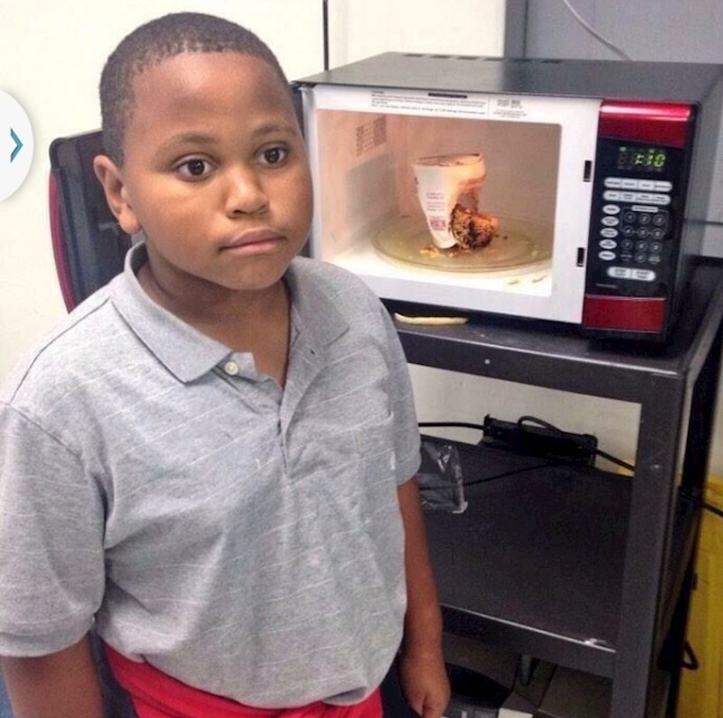 Zaboravio je uliti vodu u kineske rezance. U njegovim očima se vidi razočaranje.