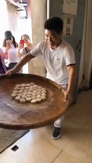 SVI SU MORALI SNIMATI Pekar je zadivio turiste svojim talentom, pogledajte što je radio