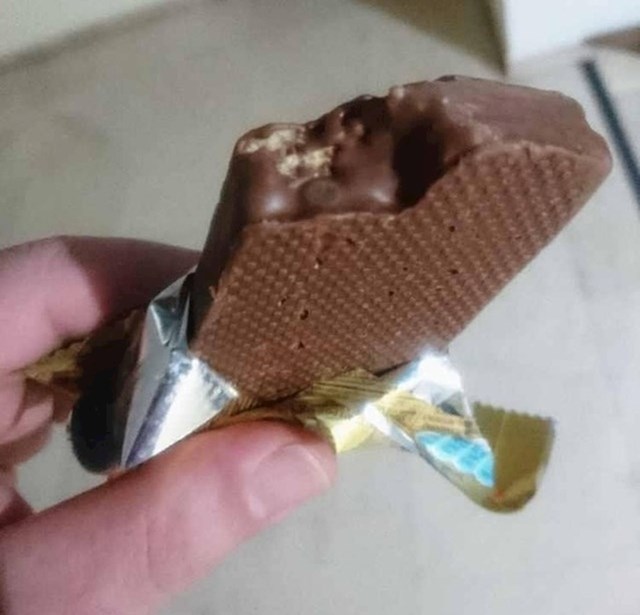 Kad je otvorio omot, vidio je da čokoladica izgleda kao da ju je netko već isprobao tijekom proizvodnje.
