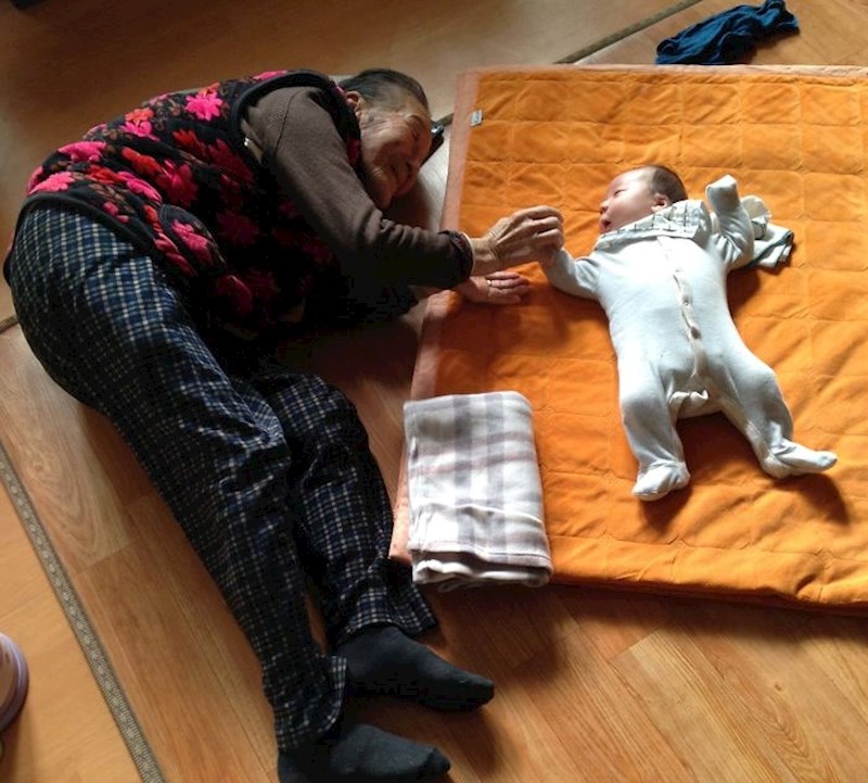 Beba i njena 97-godišnja baka
