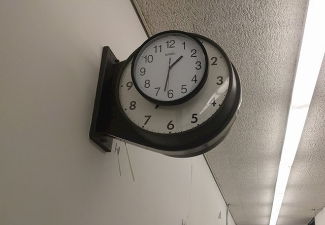 Radnik je dobio zadatak izmijeniti pokvareni sat. Evo kako je to obavio.