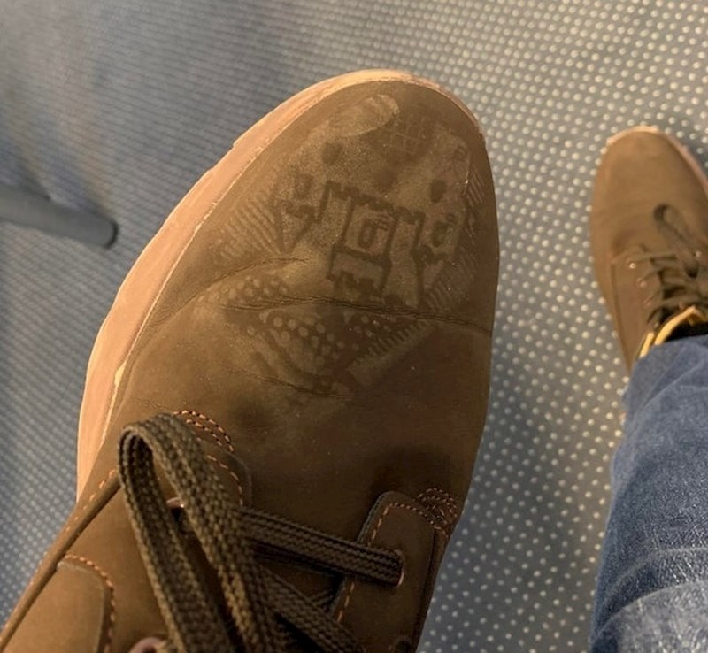 "Neko dijete mi je u metrou slučajno stalo na cipelu. Pogledajte otisak koji je ostao na njoj."