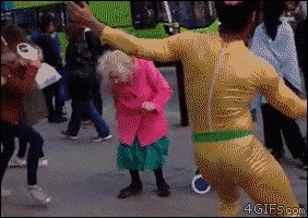 Bakica se pridružila uličnim izvođačima i rasturila poput prave profesionalke