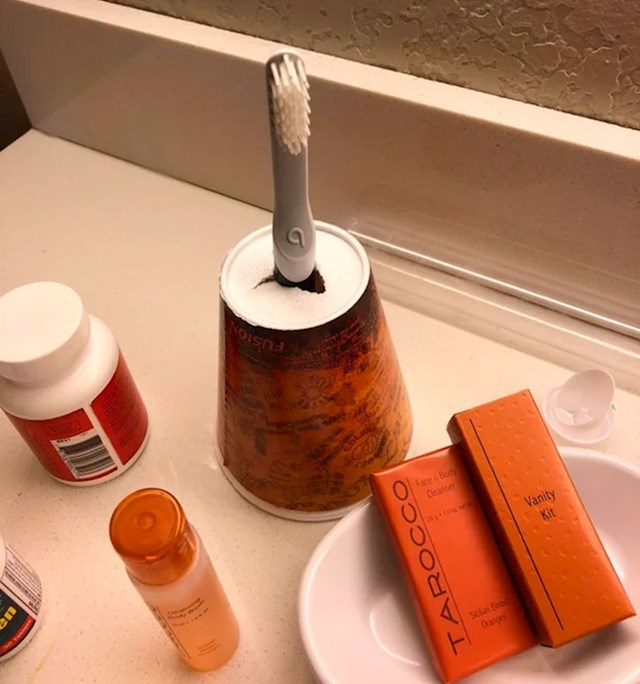 Ne koristite hotelske čaše u kupaonicama, evo kako možete držati četkicu za zube.