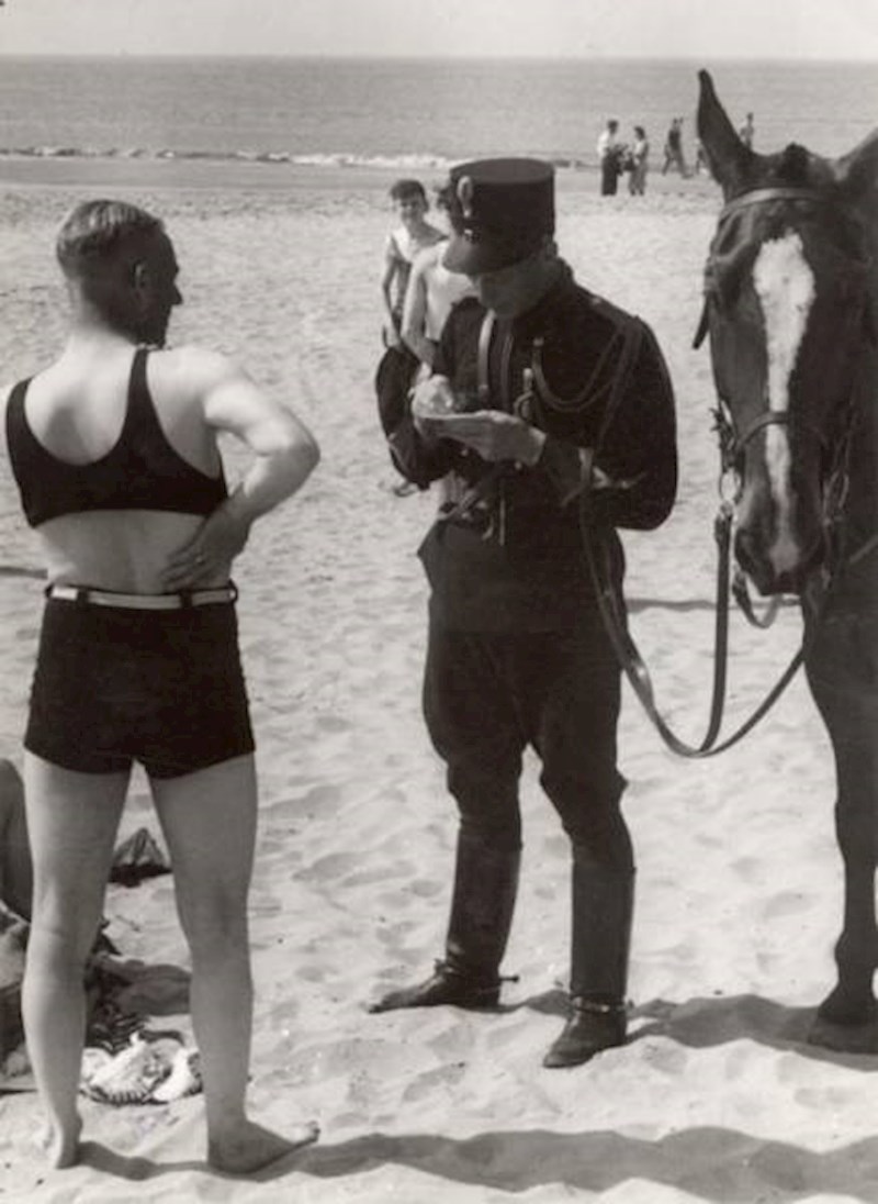 Muškarac je dobio kaznu na plaži jer nije bio dovoljno odjeven, Nizozemska, 1931.
