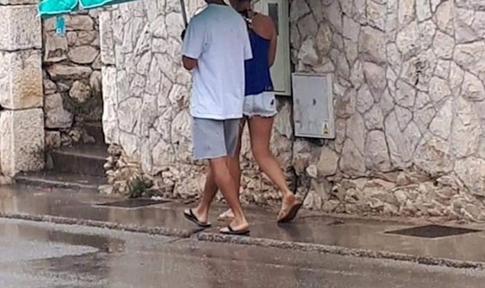 Turisti na Hvaru nisu dali da im loše vrijeme pokvari godišnji odmor, pogledajte kako su šetali ulicama