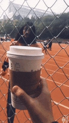 Djevojci je donio kavu, no ono što je zatim učinio je jednostavno okrutno