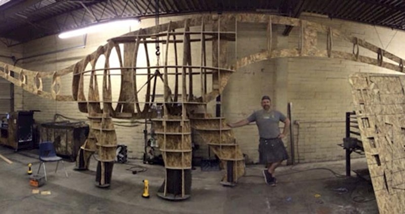 Lik je napravio 14-metarskog dinosaura koji ima sve što dječje igralište treba imati