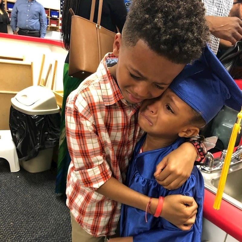 Ponosan je na svoju sestru koja je završila vrtić.