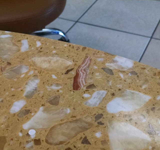 "Zbog ovog crvenkastog kamena izgleda kao da je cijelo vrijeme komad slanine na stolu."