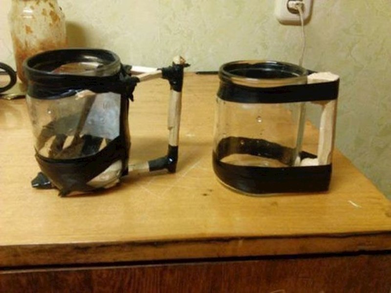 Lik je od malih staklenki napravio šalice...