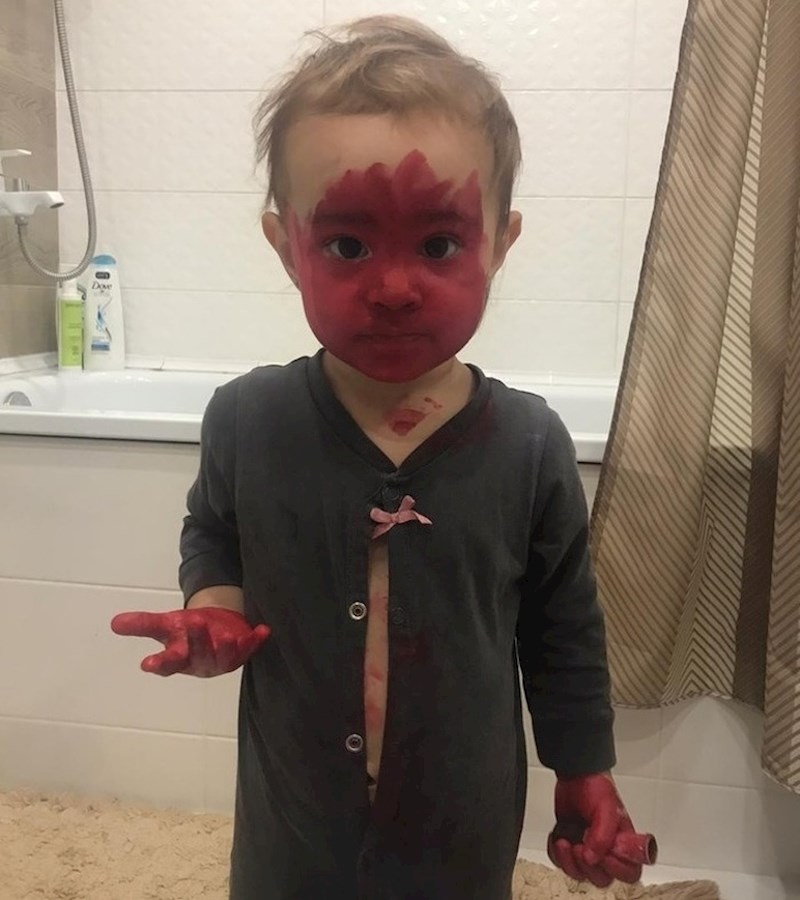 Htio je izgledati kao odrasle osobe, našminkao se.