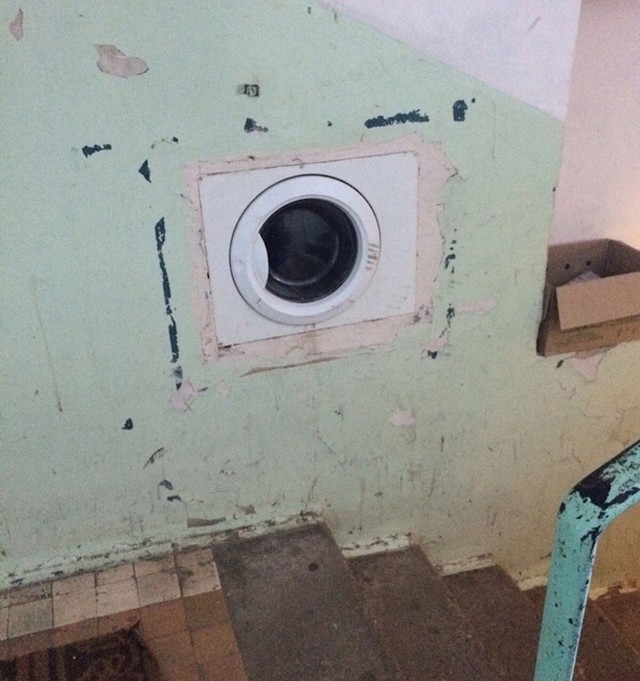 Što radiš kad imaš premali stan i nemaš dovoljno mjesta za perilicu rublja? Tako je, ugradiš je u zid, i to u stubištu.