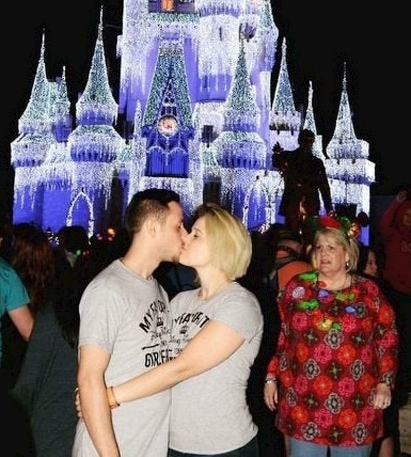 Mama nije bila zadovoljna poljupcem.