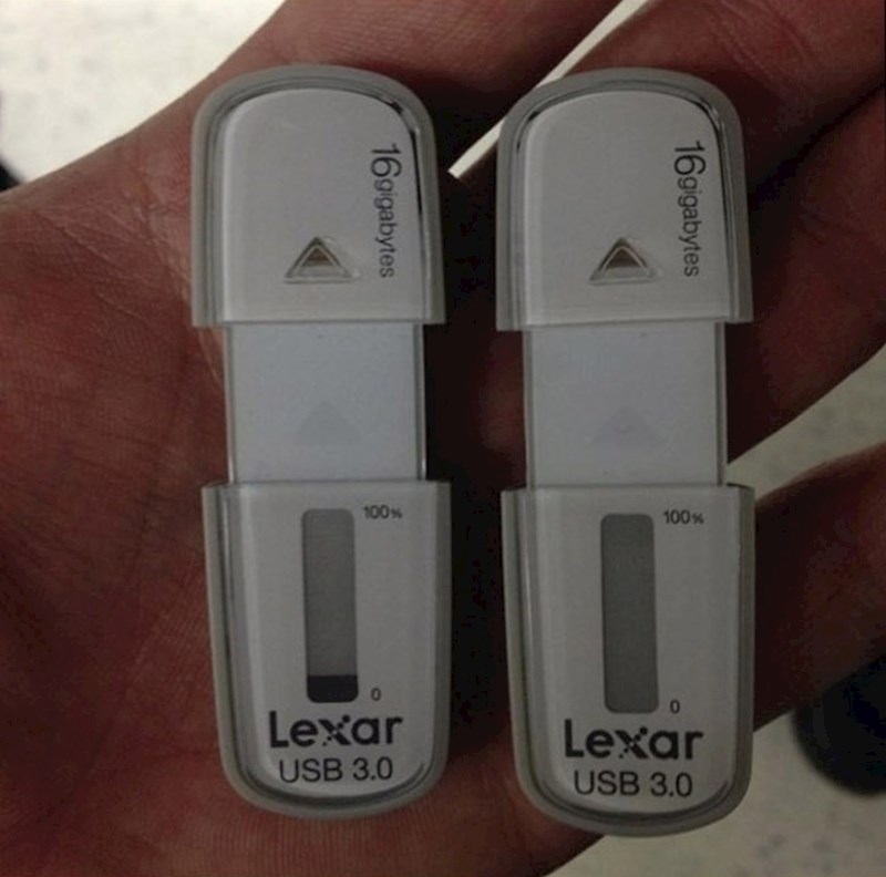 USB stick na kojem je označeno koliko je mjesta slobodno