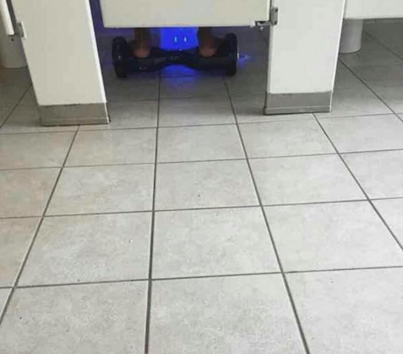 Očito je hitno morao na WC.