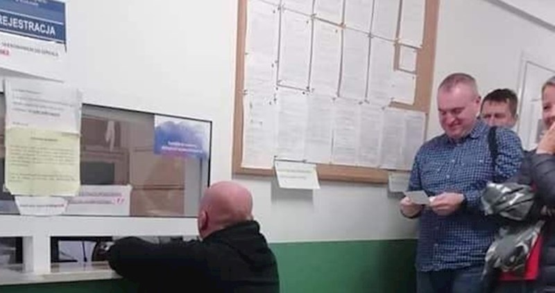 Po nekim stvarima ipak nismo najgori na svijetu, pogledajte kako ljudi u Poljskoj čekaju na šalteru