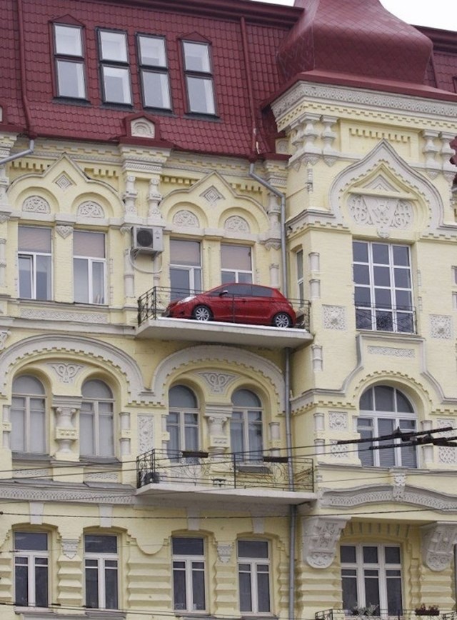 Što ovaj auto radi na balkonu i kako je dospio tamo?