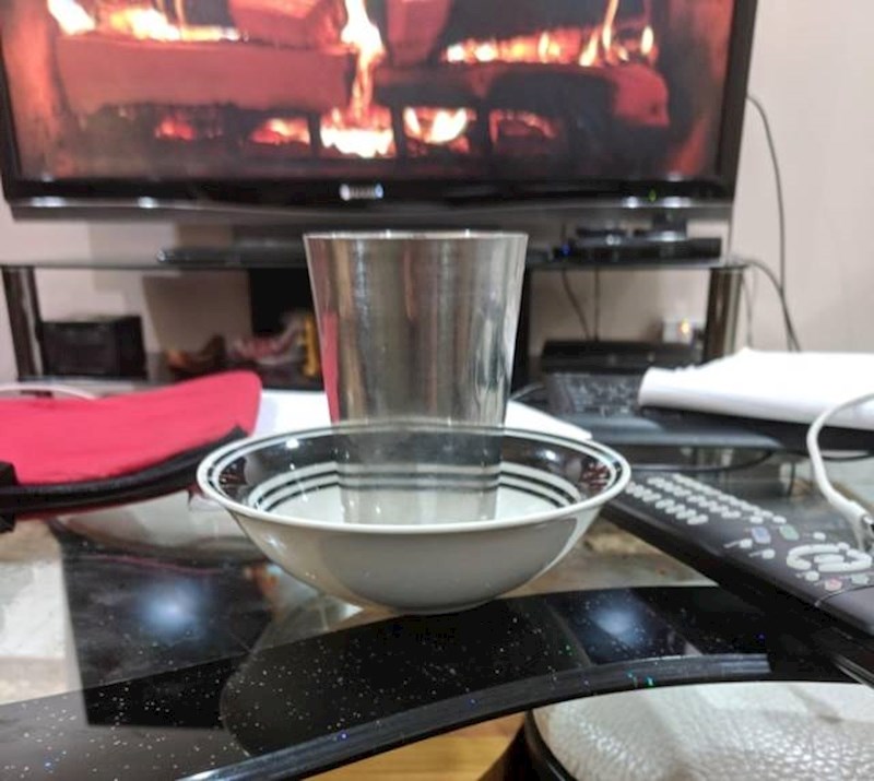 Ova čaša od poliranog čelika zbog refleksije izgleda kao staklena čaša.