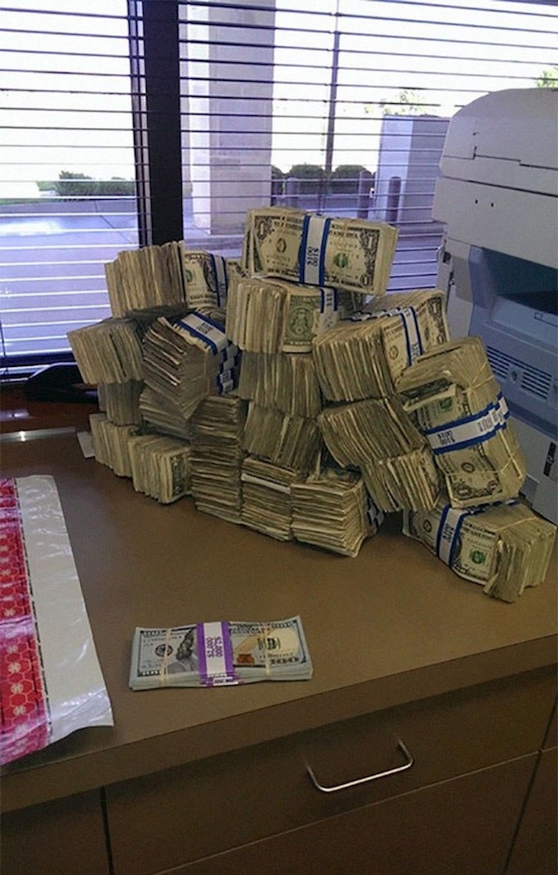 10 tisuća dolara u novčanicama od 100 dolara i 10 tisuća dolara u novčanicama od 1 dolara