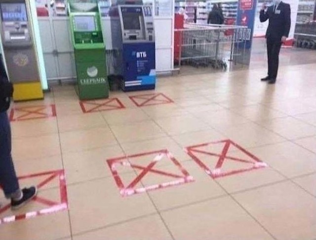 Dobro je, ovi ljudi valjda imaju sreće što se koronavirus ne zna kretati u stranu.
