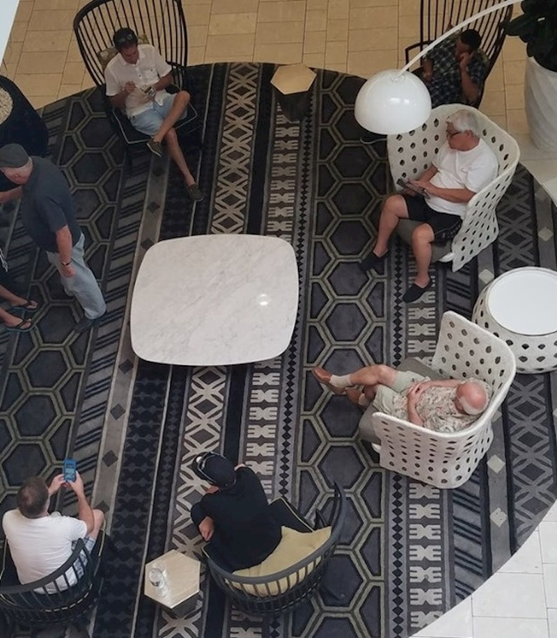 Žene su ih natjerale da idu s njima u shopping.