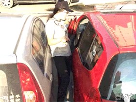 Vozačica nije mogla ući u auto zbog drugog parkiranog vozila, a onda se snašla na genijalan način