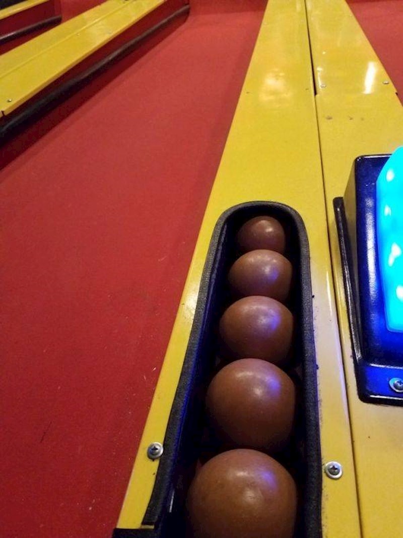 Kugle za kuglanje koje izgledaju kao čokoladni slatkiš