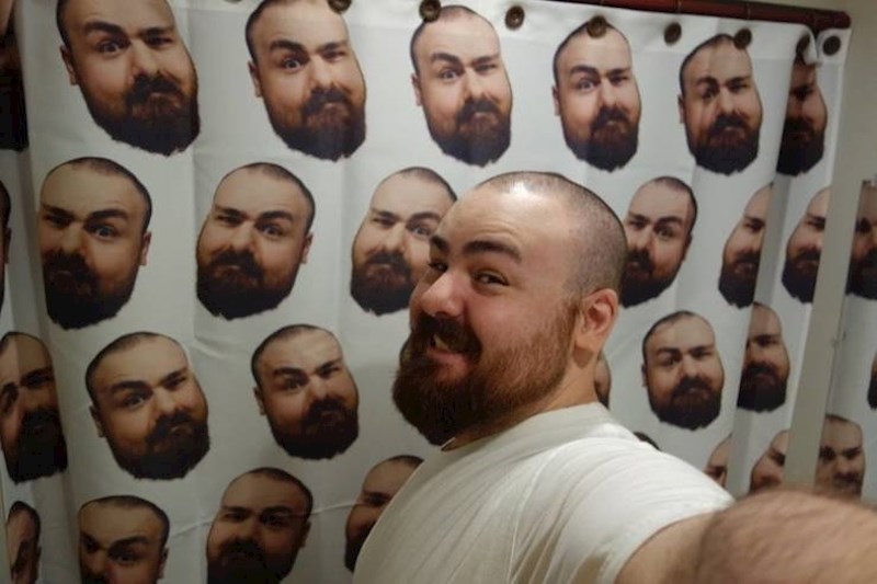 Lik je našao web shop koji izrađuje čudne zavjese za tuš. Kaže da se isplatilo...