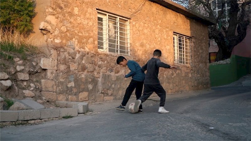 Kaže da su ga lokalna djeca sredila u nogometu...