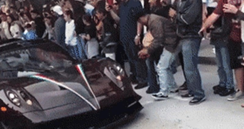 Svi su im se divili kad su prolazili u skupom autu, a onda se suvozačici dogodilo nešto zbog čega su je ismijali