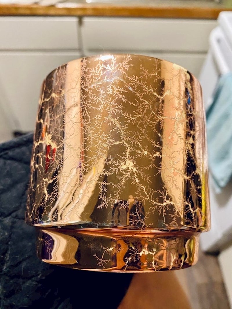 Možda izgleda kao da je ovaj ukras nastao namjerno, no zapravo je riječ o šalici koja nije smjela ići u mikrovalnu.