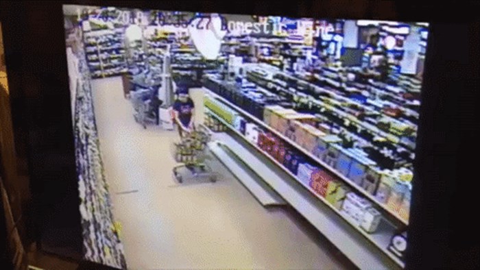 Kamera je snimila trenutak koji je radnici supermarketa pokvario dan