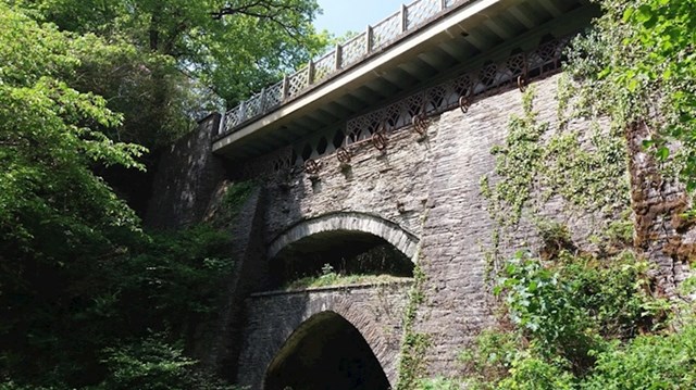 Most iz 20. stoljeća sagrađen je preko mosta iz 18. stoljeća koji je sagrađen preko mosta iz 12. stoljeća.