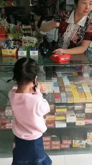 Ova klinka je naučila koristiti modernu tehnologiju kako bi sebi kupila ono što želi