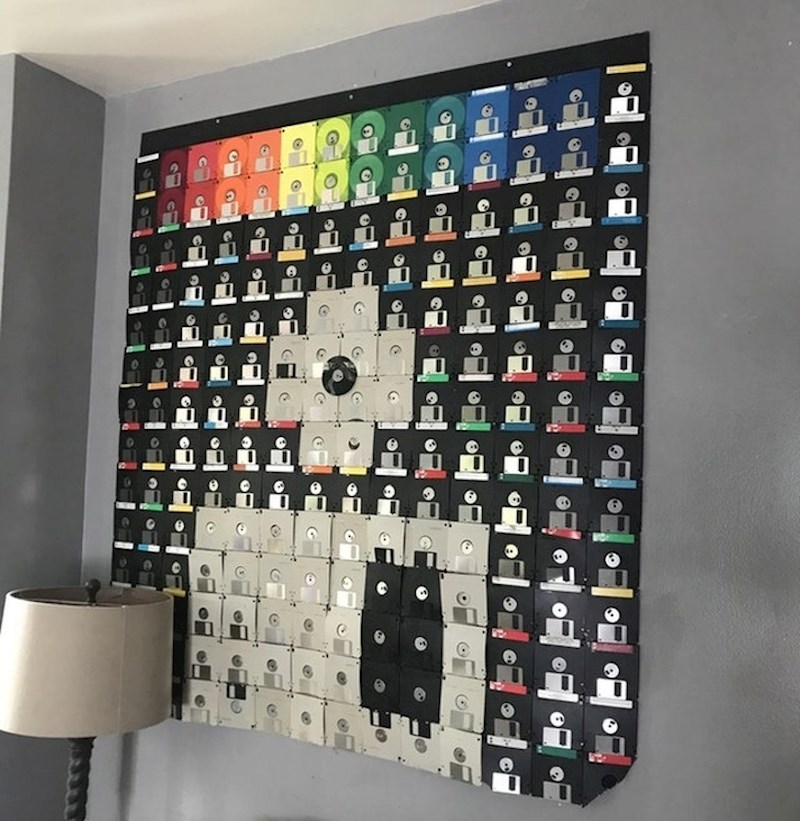 "Moj prijatelj na zidu ima veliku disketu napravljenu od puno malih (ili bolje rečeno stvarnih) disketa. Sam je to napravio."