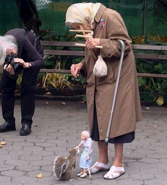 Baka se na poseban način igrala s vjevericom...