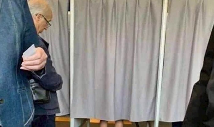 Ljudi su čekali u redu za glasanje, ispred kabine su ugledali neobjašnjiv prizor