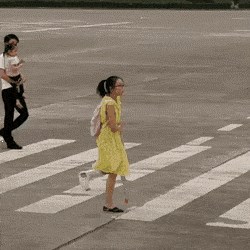 Djevojčica sa slomljenom nogom jedva je prelazila cestu, a onda se pojavila ova žena