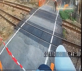 Bakica požurila prijeći prugu pa jedva preživjela nalet vlaka