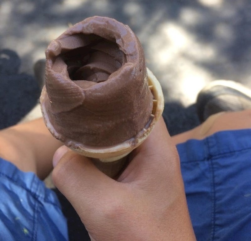 Sladoled je izgledao kao da je ogroman, no unutra je bio prazan. Kakvo razočaranje.