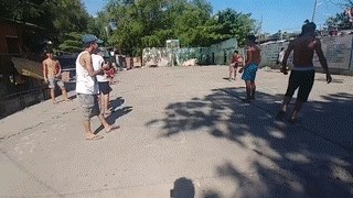 Ovim mladićima ne trebaju specijalni efekti, pogledajte kak su se "zaledili" i snimili filmsku scenu